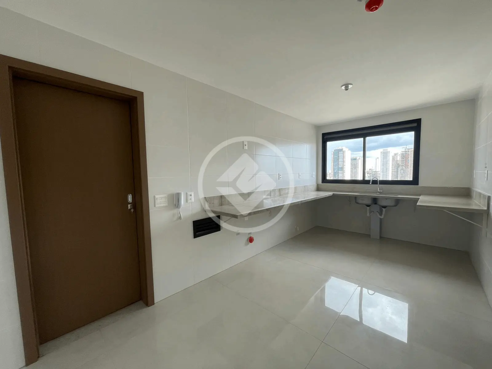 Apartamento à venda com 4 quartos, 222m² - Foto 2