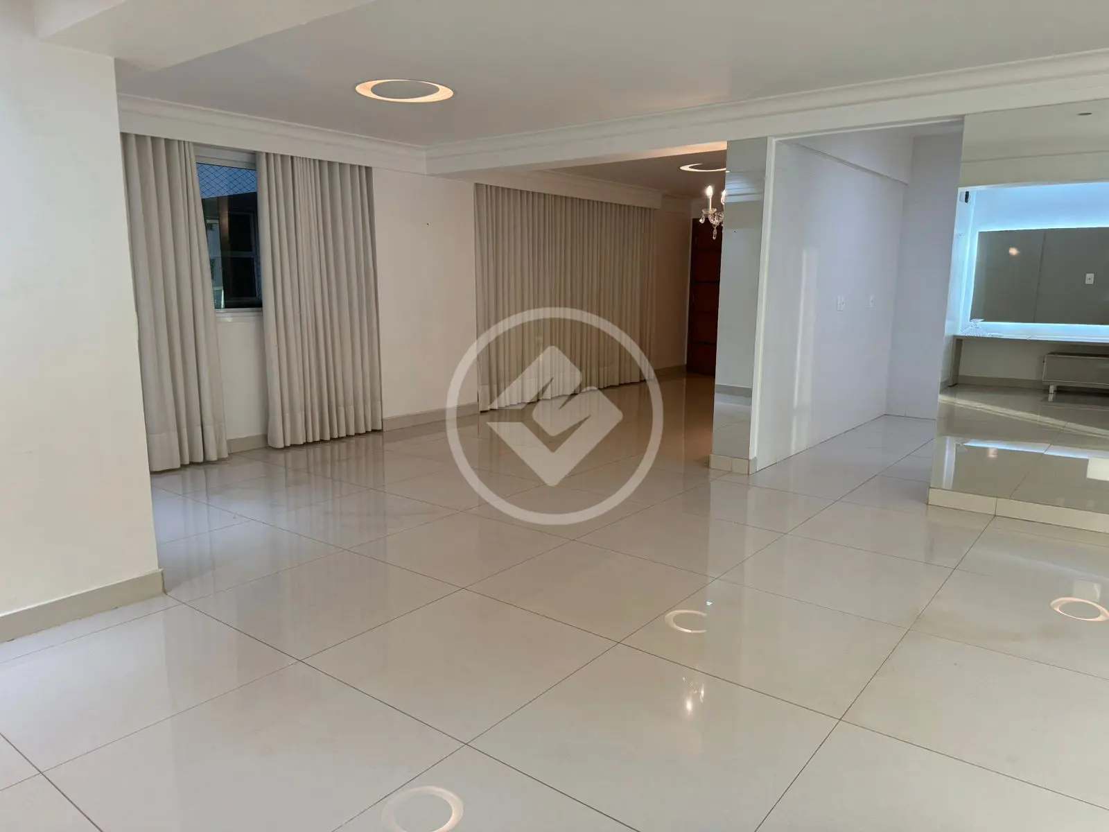 Apartamento à venda com 3 quartos, 169m² - Foto 2