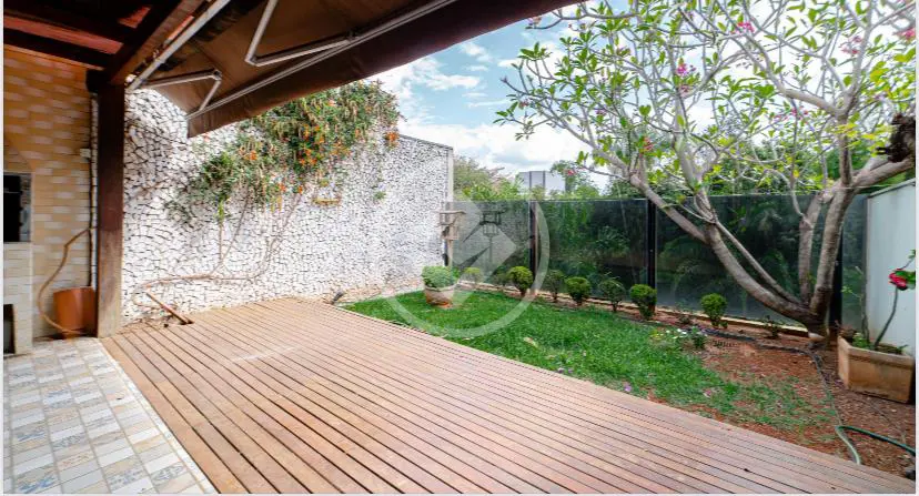 Casa à venda com 3 quartos, 195m² - Foto 1