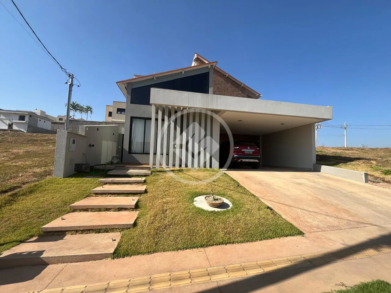 Casa à venda com 4 quartos, 213m² - Foto 1