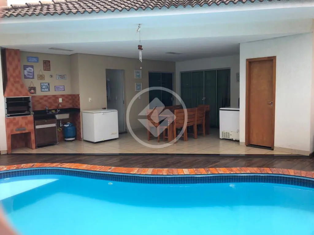 Casa à venda com 3 quartos, 191m² - Foto 1