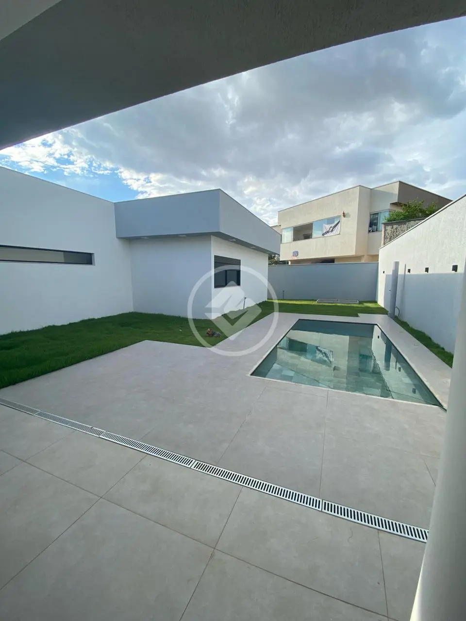 Casa à venda com 4 quartos, 280m² - Foto 1