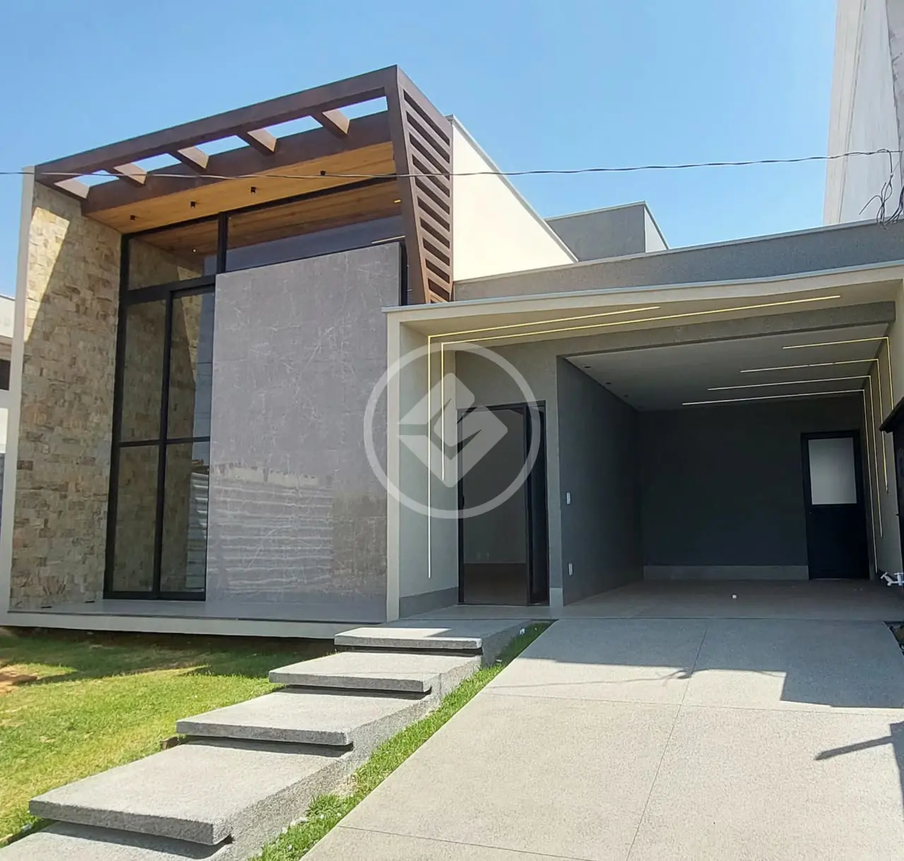 Casa à venda com 3 quartos, 250m² - Foto 1