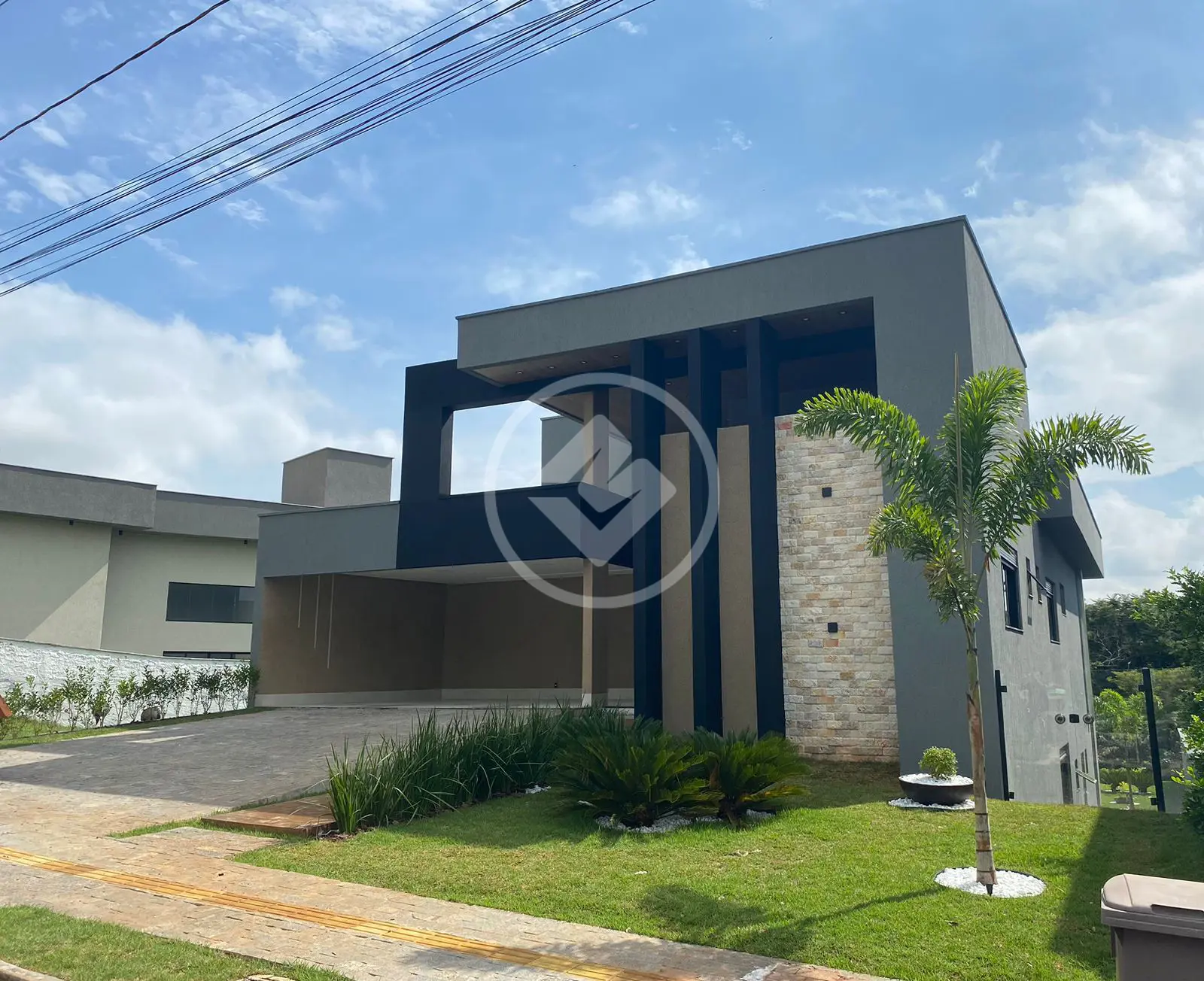 Casa à venda com 4 quartos, 309m² - Foto 1