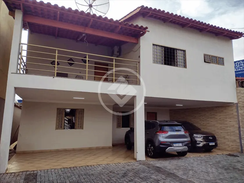 Sobrado à venda com 8 quartos, 330m² - Foto 1